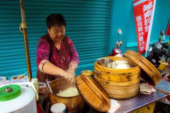 Bao lady Food of Taiwan photo by Pete Lee