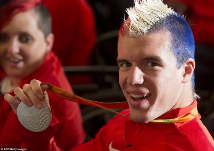 38EDCBDB00000578-3814943-Ryan_Boyle_a_cyclist_on_the_US_Paralympic_team_holds_up_his_meda-a-75_1475198392378