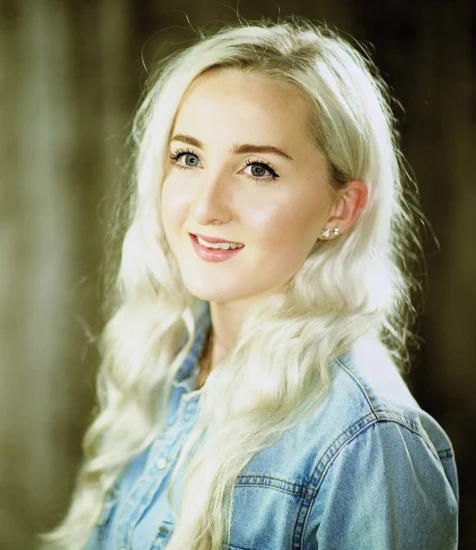 holly-jackson-photo-colour-version